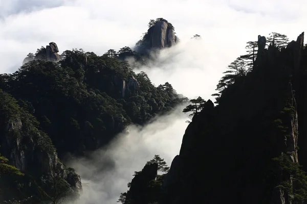 中国东部安徽省黄山市黄山风景区云海景观 2015年11月30日 — 图库照片