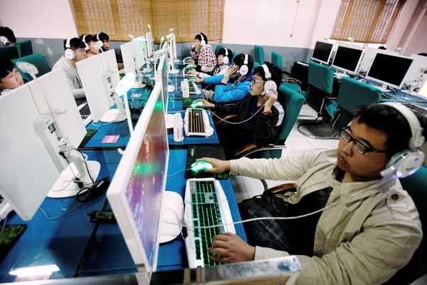 中国東部安徽省淮北市のインターネットカフェで中国の若者がオンラインゲームをプレイ 2015年3月22日 — ストック写真