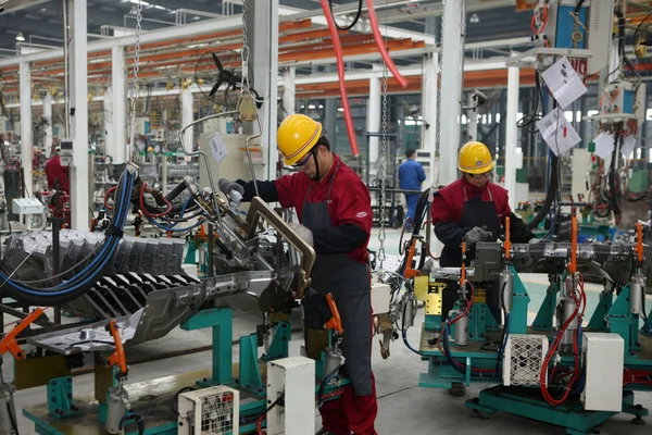 Kinesiska Arbetare Svetsa Fabrik Mengcheng Län Östra Kinas Anhui Provinsen — Stockfoto