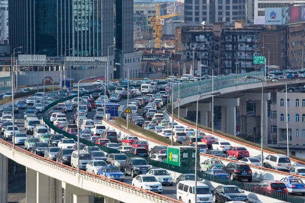 Massas Veículos Movem Lentamente Engarrafamento Northcsouth Elevated Highway Durante Horas — Fotografia de Stock