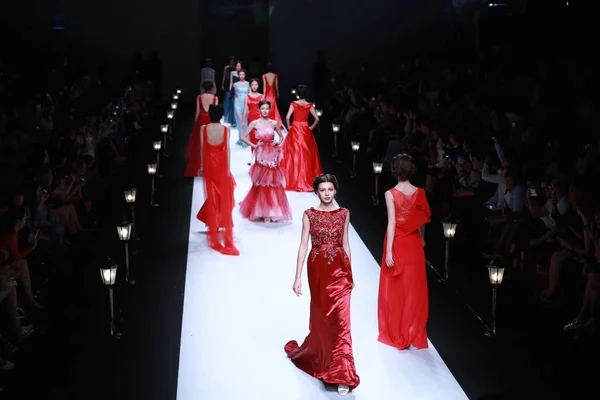 Modelli Mostrano Nuove Creazioni Alla Sfilata Moda Del Marchio Cinese — Foto Stock