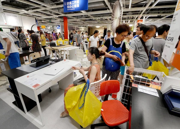 Clientes Chinos Compran Muebles Una Tienda Ikea Ciudad Hangzhou Provincia —  Fotos de Stock