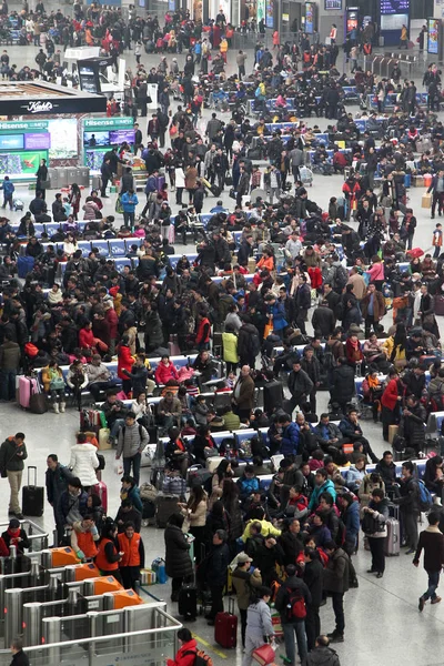 Passageiros Chineses Lotam Estação Ferroviária Xangai Hongqiao Enquanto Voltam Para — Fotografia de Stock