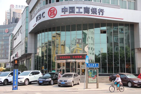 遼寧省の遼陽市にある Icbc 中国工商銀行 の支店を過ぎたサイクリストは 2015年7月16日 — ストック写真