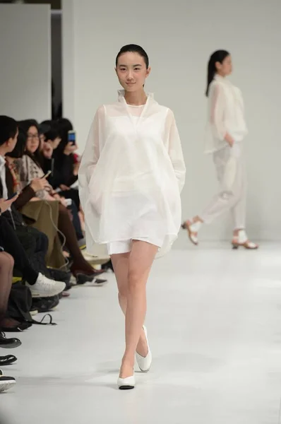 モデルは 2015 イッセイ三宅春 2015年ファッションのショーで新しい創造を表示します — ストック写真