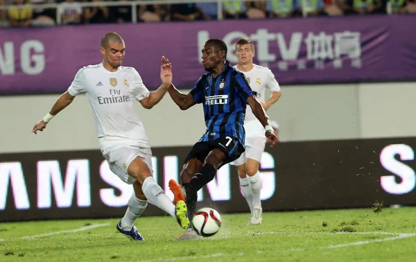 Pepe Real Madrid Esquerda Desafia Geoffrey Kondogbia Inter Milan Jogo — Fotografia de Stock