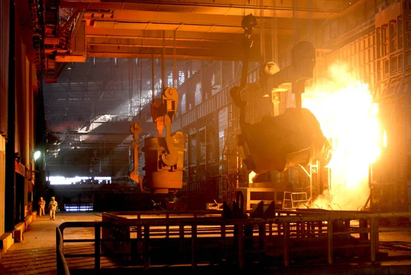 Lavoratori Cinesi Esaminano Produzione Acciaio Accanto Forno Contenente Acciaio Fuso — Foto Stock