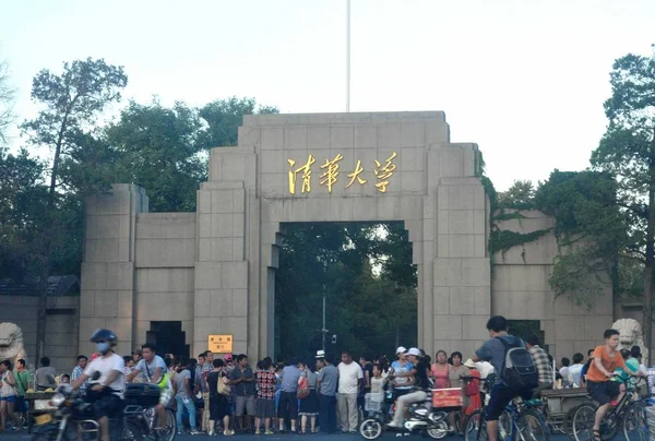 Ziyaretçiler Pekin Tsinghua Üniversitesi Nin Bir Kapısının Önünde Bekleyin Çin — Stok fotoğraf