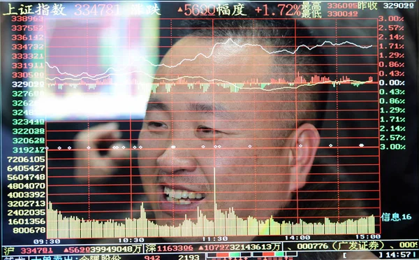 Tym Obraz Multi Ekspozycji Chiński Inwestor Patrzy Shanghai Composite Index — Zdjęcie stockowe