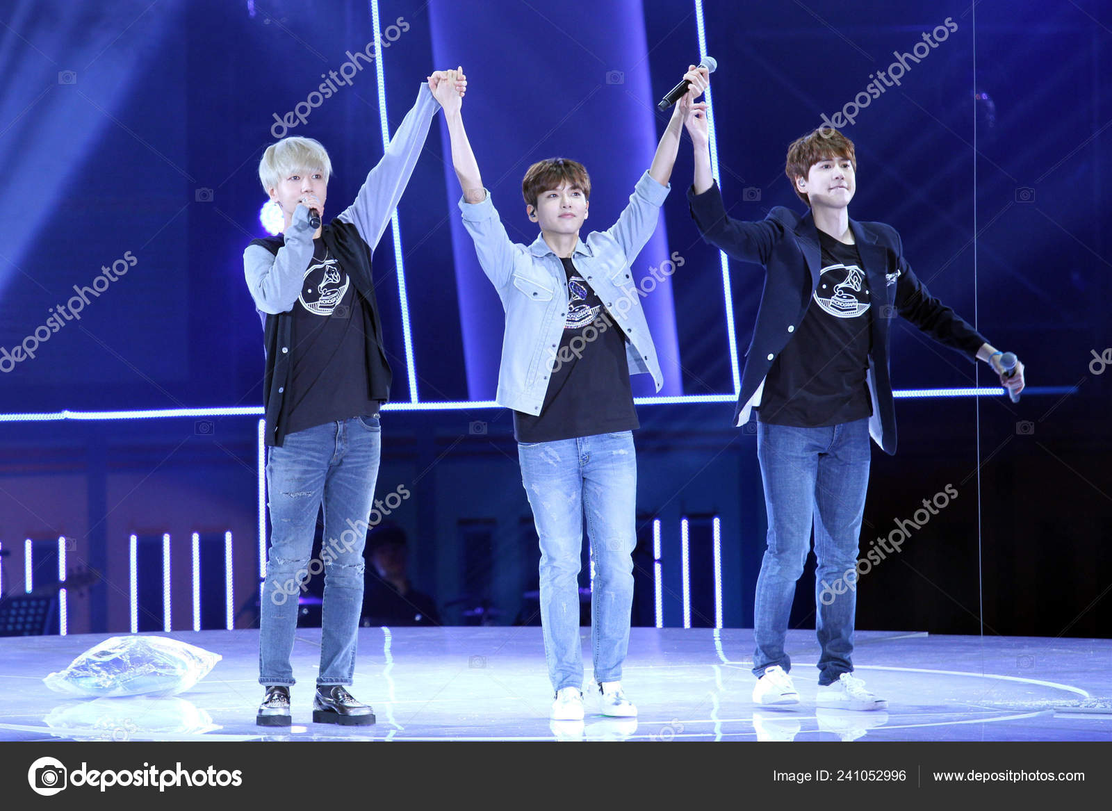 Left Kim Jong Woon Known His Stage Name Yesung Kim Stock Editorial Photo ChinaImages 241052996