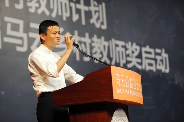 Джек Голова Китайського Електронної Комерції Гігантських Алібаба Забезпечує Промові Церемонії — стокове фото