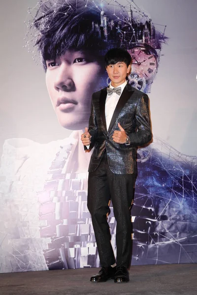 Singaporeanischer Sänger Lin Posiert Während Einer Pressekonferenz Für Sein Time — Stockfoto