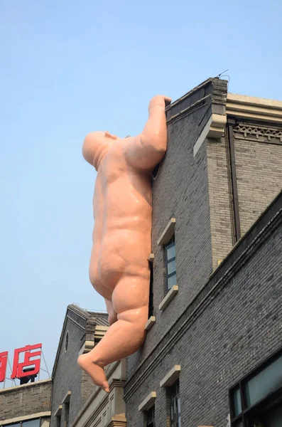 One Two Naked Sculptures Seen Rooftop House Jinan City East — Stock Photo, Image