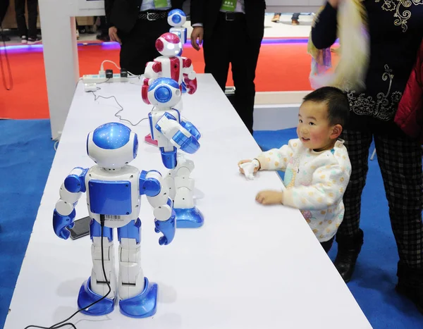 Mladý Chlapec Dívá Roboty Obrazovce Během Konference Světové Roboty 2015 — Stock fotografie