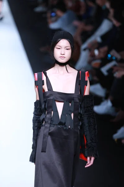 Modell Visar Skapelse Modevisning Klädmärket Laboron Den Shanghai Fashion Week — Stockfoto
