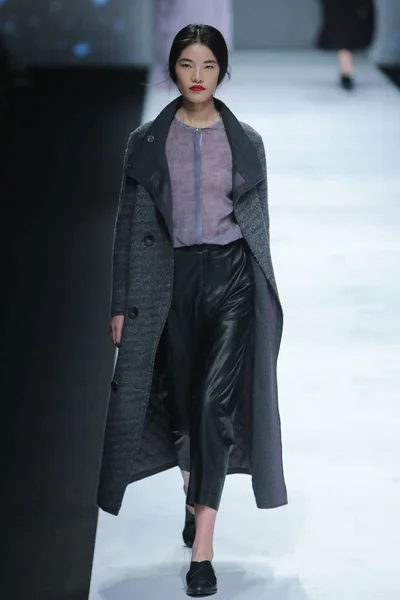 Model Displays New Creation Tina Gia Fashion Show Shanghai Fashion — Stock Photo, Image