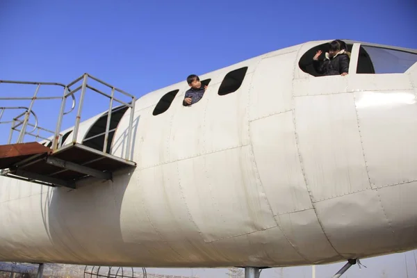 Dos Niños Chinos Saludan Mutuamente Restaurante Forma Avión Construido Por —  Fotos de Stock