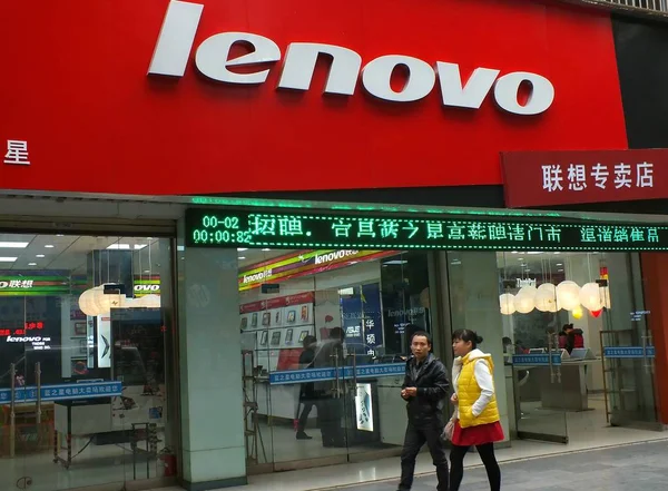 Los Peatones Pasan Por Una Tienda Lenovo Ciudad Yichang Provincia — Foto de Stock