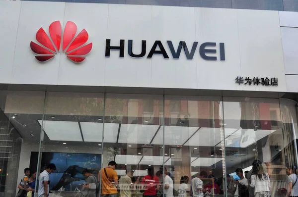 Покупатели Посещают Магазин Huawei Шанхае Китай Сентября 2015 Года — стоковое фото