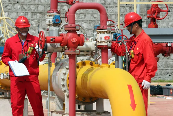 ペトロチャイナ クンルンガス有社の中国人技術者は 2015年6月10日 中国南西部の雲南省昆明市にある中ミャンマーパイプラインの天然ガス送電ステーションでバルブをチェックする — ストック写真