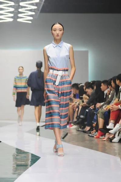 モデルは 2016 夏コレクションの Comme Moi の中国モデルとデザイナー 上海で のヤンによって 2015 日のファッションショーで新しい創造が表示されます — ストック写真