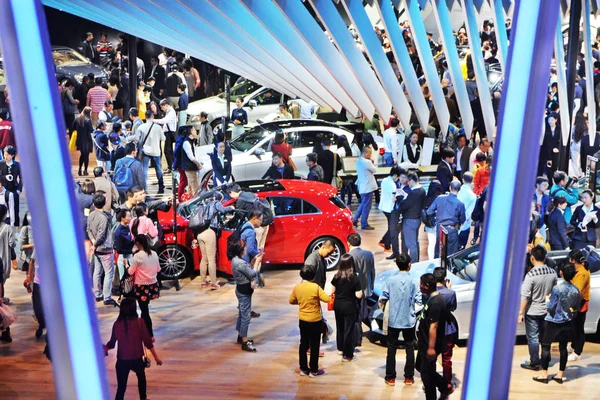 2015年4月22日在中国上海举行的第十六届上海国际汽车工业展览会 又称2015年上海汽车展 参观者观看汽车 — 图库照片