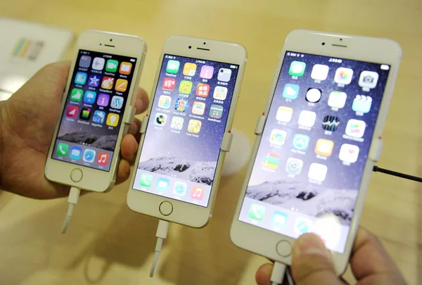 Cliente Prueba Desde Izquierda Los Teléfonos Inteligentes Iphone Apple Una —  Fotos de Stock