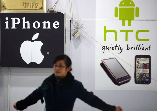 Employé Chinois Est Comptoir Des Smartphones Iphone Htc Apple Dans — Photo