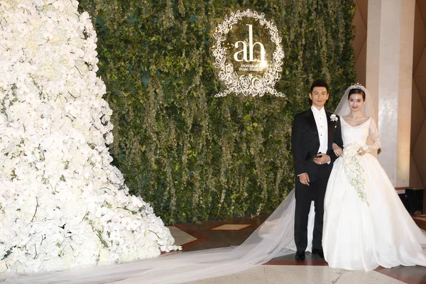 Китайським Актором Хуан Xiaoming Ліворуч Дружиною Актриса Angelababy Представляють Весільної — стокове фото