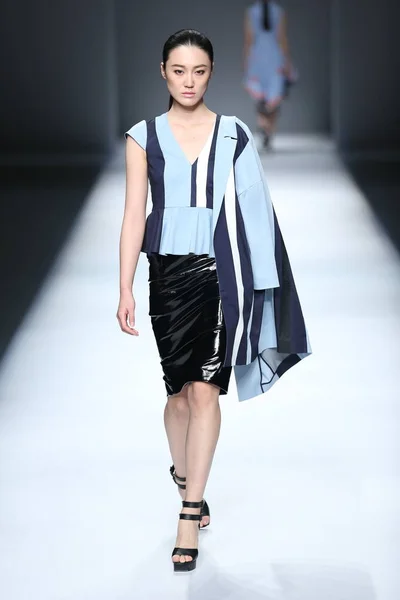 Mannequin Présente Une Nouvelle Création Défilé Oudifu Lors China Fashion — Photo