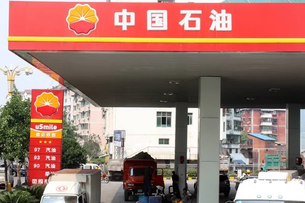 Автомобили Заправляются Азс Petrochina Дочерней Компании Cnpc China National Petroleum — стоковое фото
