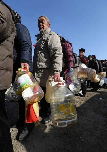 Los Residentes Locales Que Llevan Botellas Vacías Alinean Para Comprar — Foto de Stock