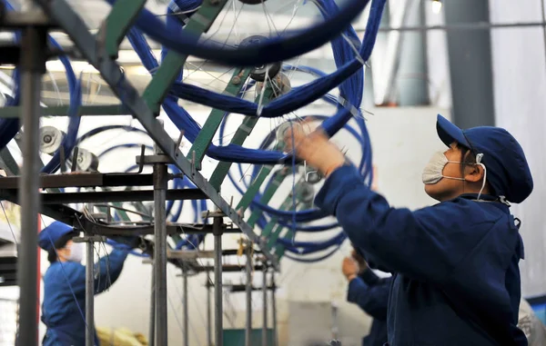 Trabalhadoras Chinesas Lidam Com Produção Fios Uma Fábrica Têxteis Cidade — Fotografia de Stock