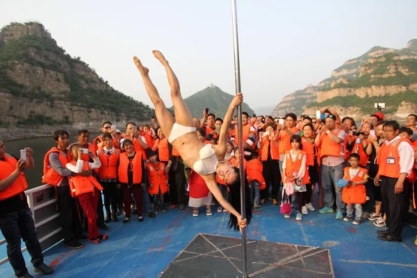 Touristen Genießen Den Stangentanz Von Liu Feifei Einem Pole Tänzer — Stockfoto
