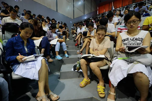 Laureati Cinesi Frequentano Una Sessione Tutoraggio Preparazione All Esame Annuale — Foto Stock