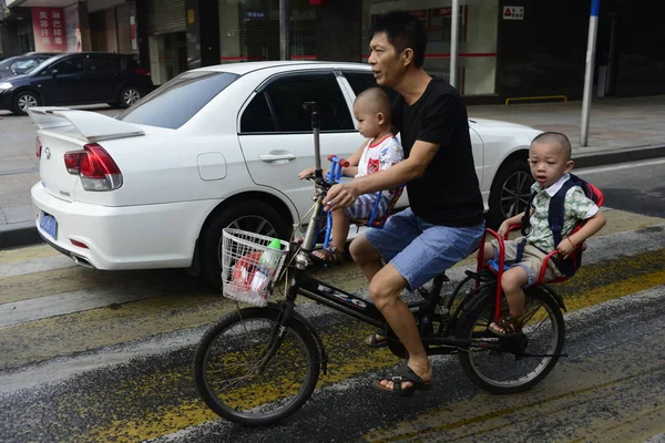 Dosya Bir Çinli Adam Dongguan Şehir Güney Çin Guangdong Eyaleti — Stok fotoğraf