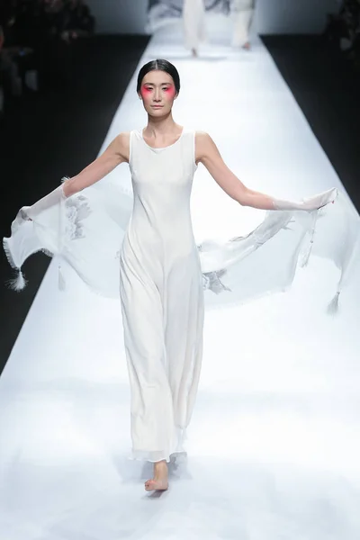 Model Displays New Creation Woo Fashion Show Shanghai Fashion Week — Stock Photo, Image