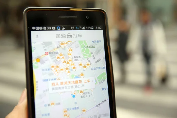 Ein Chinesischer Handynutzer Benutzt Die Taxi Hailing App Didi Dache — Stockfoto