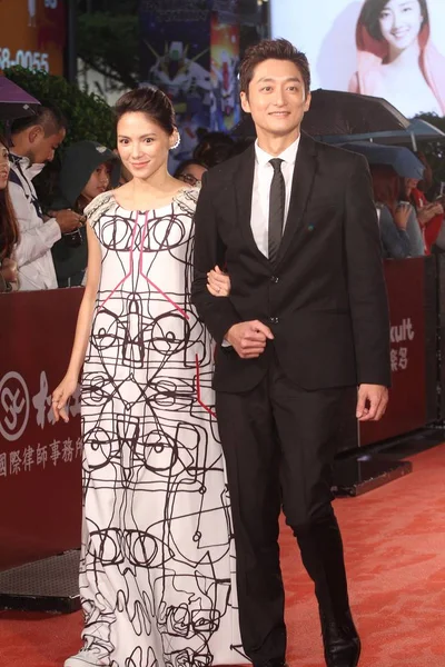 2015 日彼らの新作映画台北 台湾の 心のつぶやき のプレミアのレッド カーペットの上を歩くローレンス島マレーシア女優アンジェリカ および台湾俳優 — ストック写真