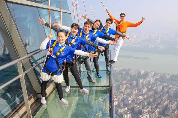 Tourists Pose 303 Meter High Glass Skywalk Built 76Th Floor — Stock Photo, Image