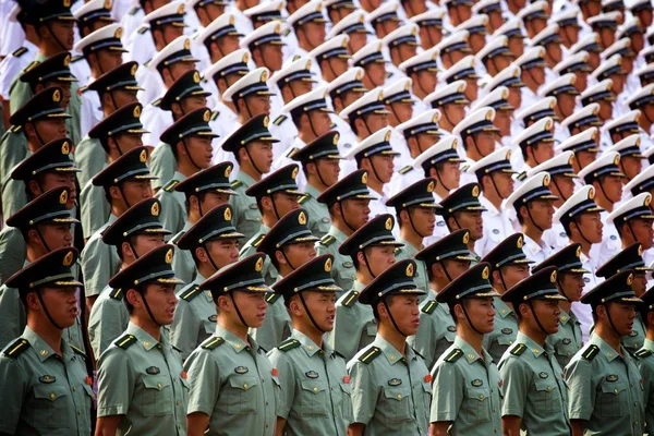 中国人民解放军军事工程学院的中国学生在即将举行的阅兵式的训练课上唱一首歌 纪念中国人民胜利 0周年 — 图库照片