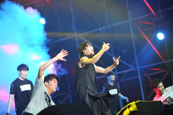 Південнокорейські Співачка Чан Woo Hyuk Центрі Виступає Корейський Зірочок Концерт — стокове фото