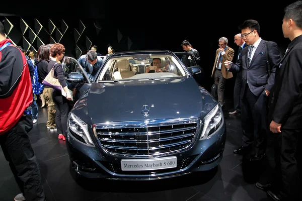 Visitantes Olham Para Mercedes Maybach 600 Exposição Durante 16Th Shanghai — Fotografia de Stock