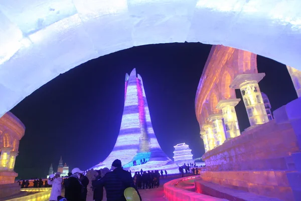 Visitantes Olham Para Esculturas Gelo Frente 32O Festival Internacional Gelo — Fotografia de Stock