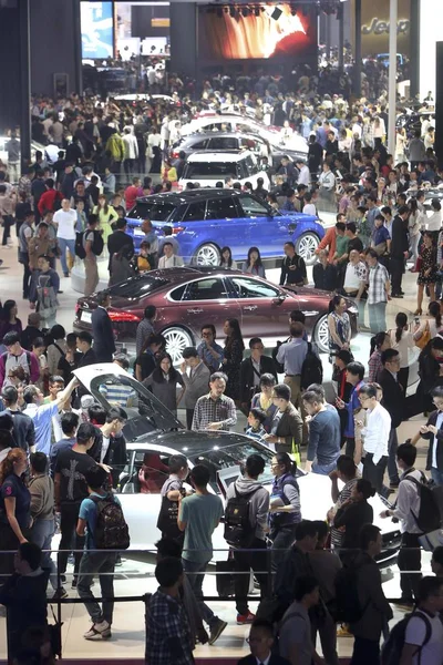 2015年4月22日 第16届上海国际汽车工业展览会 2015年上海汽车展 在捷豹路虎展台上挤满了游客 — 图库照片