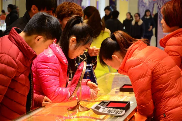 Chinesische Kunden Kaufen Goldschmuck Einem Juweliergeschäft Der Stadt Xuchang Provinz — Stockfoto