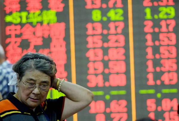 Chiński Inwestor Mija Elektroniczny Panel Pokazujący Ceny Akcji Czerwony Dla — Zdjęcie stockowe