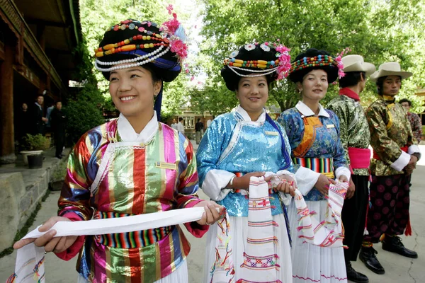 Una Mujer China Del Grupo Étnico Mosuo Retratada Pueblo Provincia —  Fotos de Stock