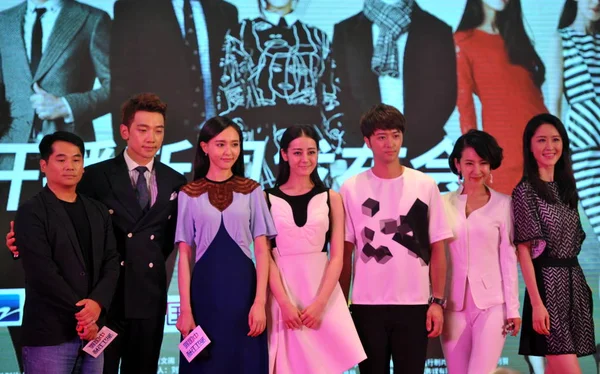 韓国歌手 俳優雨 番目の左 中国女優唐燕 番目の左 および Dilraba ティリワルディ センターし 他のゲストは — ストック写真