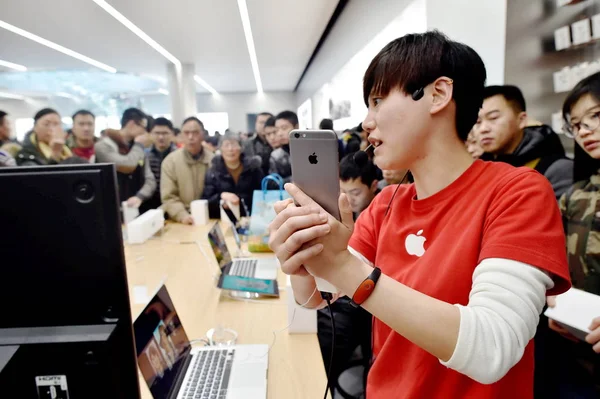Ένας Κινέζος Εργαζόμενος Δείχνει Πώς Χρησιμοποιήσετε Ένα Iphone Smartphone Ένα — Φωτογραφία Αρχείου